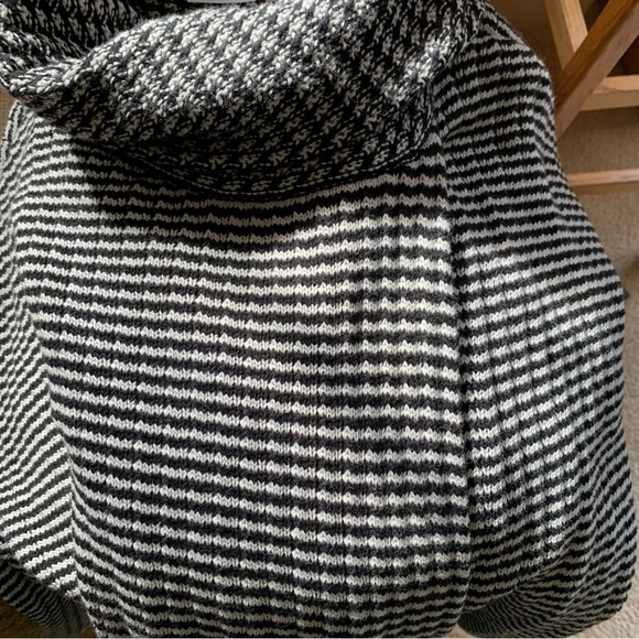 CAbi Fergie Split Black/White Turtleneck - Sz S - Picture 8 of 15